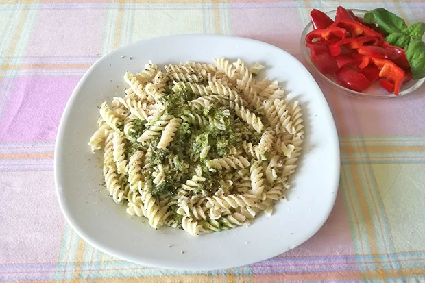 Dinkel-Dralli mit Mozzarella-B&auml;rlauch-Sauce