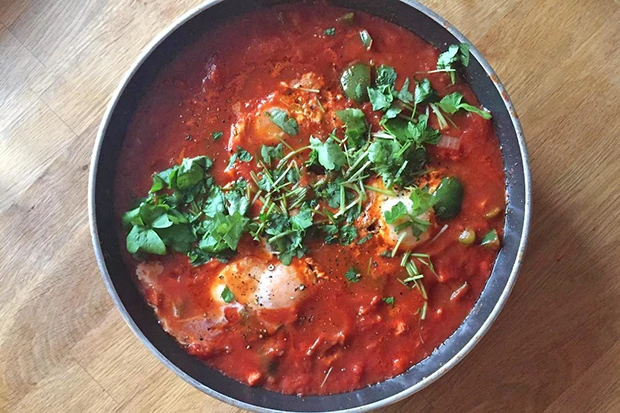 Garten-Shakshuka mit gr&uuml;nem Paprika und Karotten