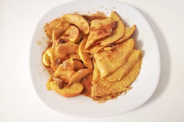 Dinkel-Palatschinken mit warmen Apfelsalat