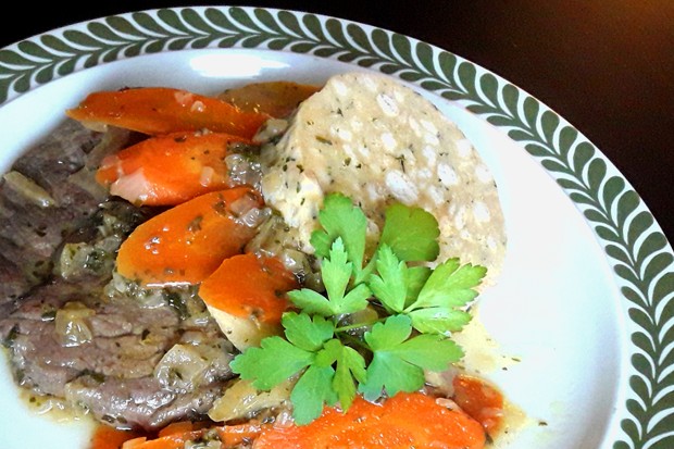 Geschmortes Rindsschnitzel mit Serviettenknödel