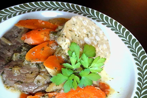 Geschmortes Rindsschnitzel mit Serviettenknödel