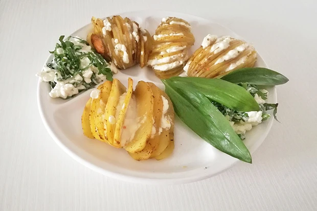 F&auml;cherkartoffel mit Frischk&auml;se und B&auml;rlauch