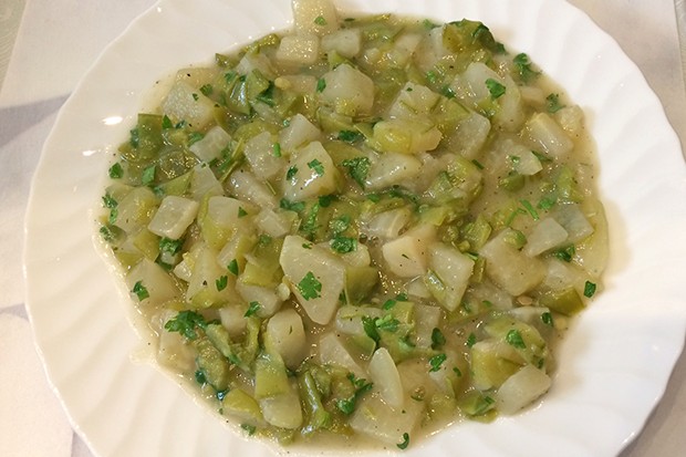 Kohlrabi mit jungen Erbsenschoten