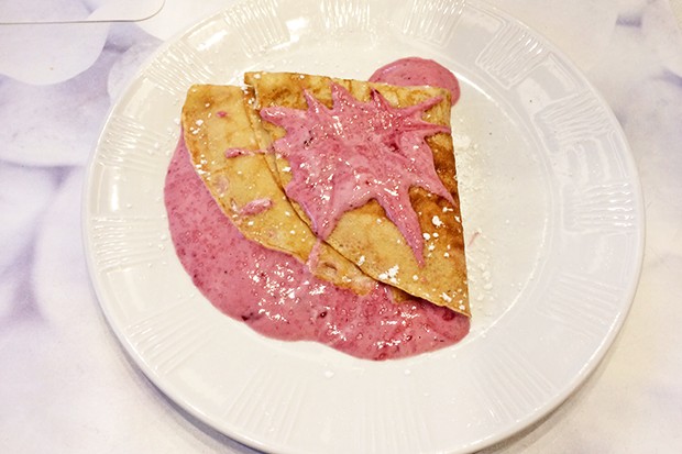 Palatschinken mit Brombeer-Joghurtfülle