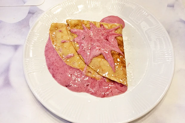 Palatschinken mit Brombeer-Joghurtf&uuml;lle