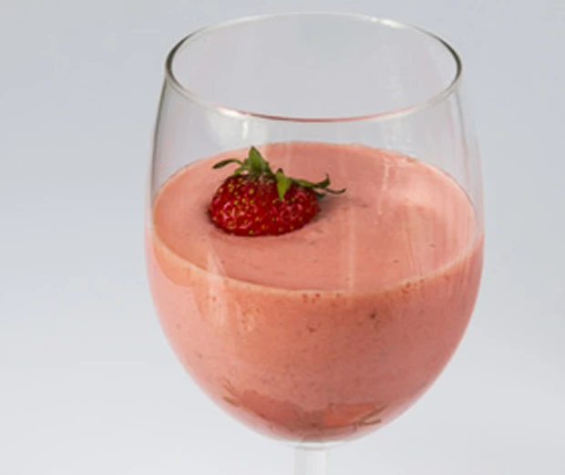 Papaya Erdbeershake mit Kefir und Prosecco