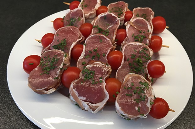 Schweinefilet-Spieß im Speckmantel mit Tomaten