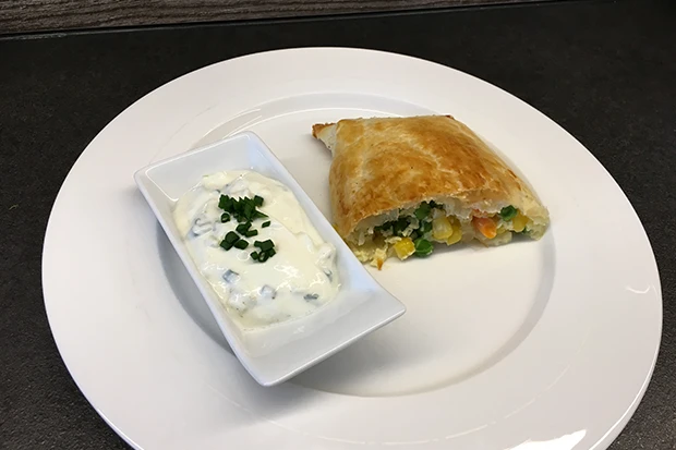 Gem&uuml;sestrudel mit Sauerrahmdip