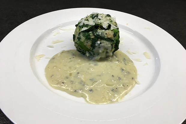 Spinatkn&ouml;del mit K&auml;sesauce