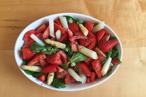 Vogerlsalat mit weißem Spargel, Erdbeeren und Tomaten