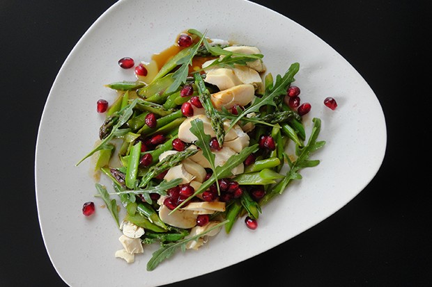 Grünspargelsalat mit Huhn und Granantapfelkernen