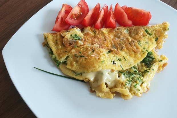 Omelette mit Käse und Schnittlauch