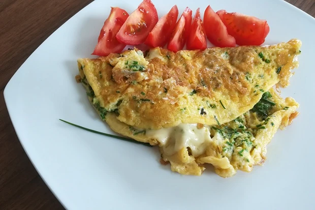 Omelette mit Käse und Schnittlauch
