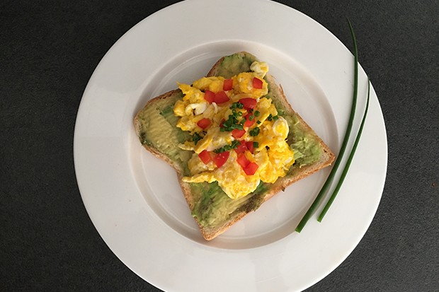 Guten Morgen Toast mit Avocado und Ei
