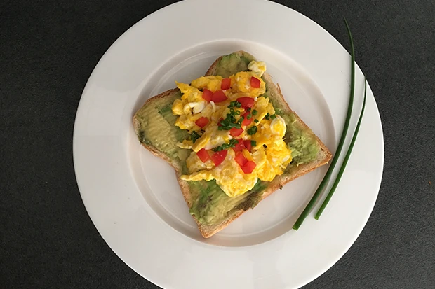 Guten Morgen Toast mit Avocado und Ei