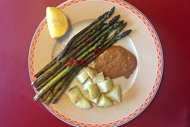 Asiatischer Gr&uuml;ner Spargel mit Erd&auml;pfeln und Misosauce