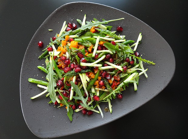Lauwarmer Zucchini-Spargelsalat mit Granatapfelkernen
