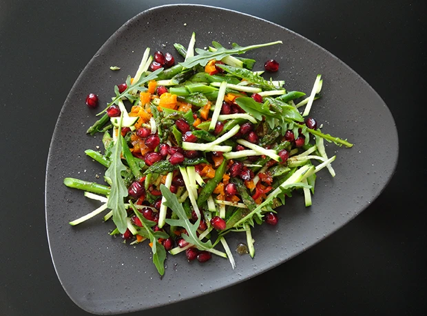 Lauwarmer Zucchini-Spargelsalat mit Granatapfelkernen