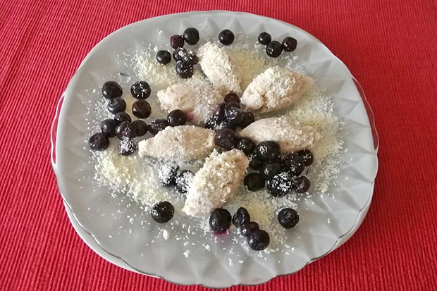Dinkelgrie&szlig;-Topfennockerl mit Kokos und Schwarzbeeren