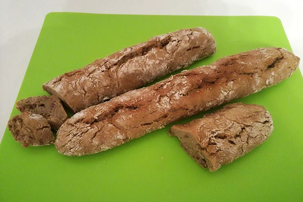 Baguette mit Chia- und Flohsamenschalen