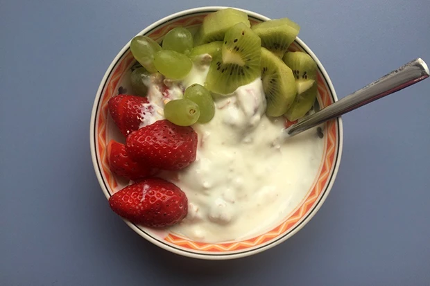 Fr&uuml;hlingsm&uuml;sli mit Erdbeeren, Kiwi und Weintrauben