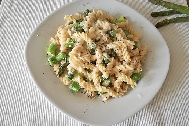Dinkel-Dralli mit grünem Spargel in Ricotta