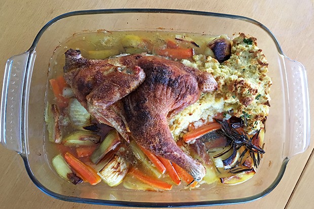 Brathuhn mit Gemüse und knusprigen Knödel
