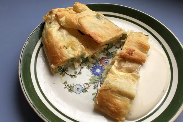 Bl&auml;tterteigstrudel mit gr&uuml;nem Spargel
