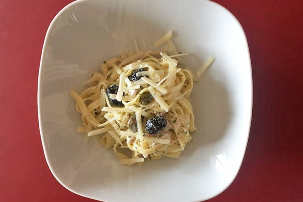 Tagliatelle mit roter Zwiebel und Oliven