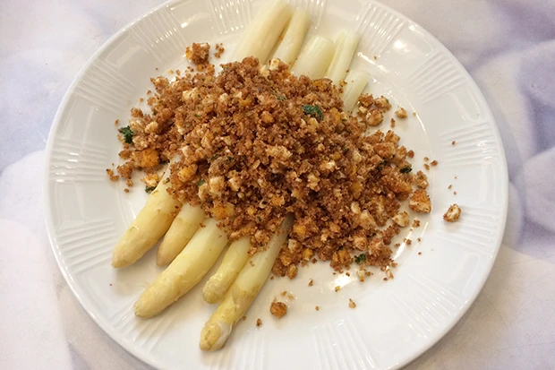 Spargel mit Butter-Ei-Brösel