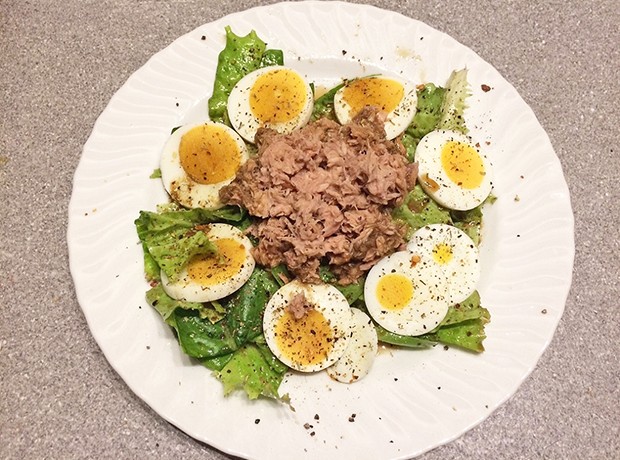 Salat mit Thunfisch und Ei