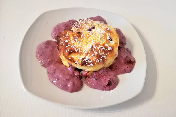 Topfen-Souffle mit Schwarzbeeren-Spiegel