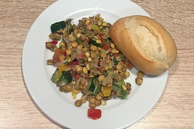 Linsensalat mit Paprika, Tomate und Koriander