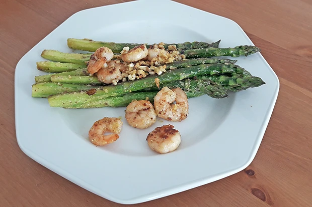 Gegrillter Spargel mit Garnelen