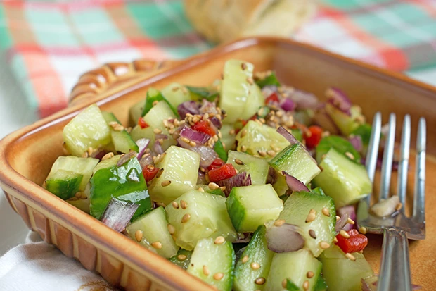 Feuriger Gurkensalat
