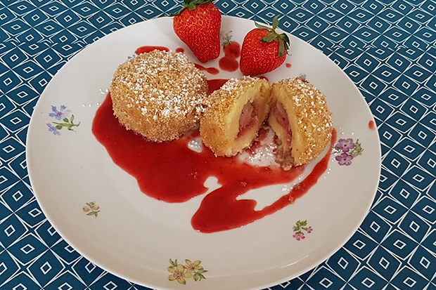 Erdbeerkn&ouml;del aus Topfenteig