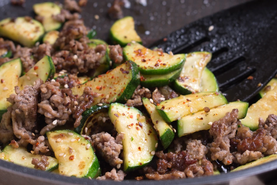 Scharfer Wok mit Faschiertem