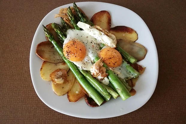 Gr&uuml;ner Spargel auf R&ouml;stkartoffel