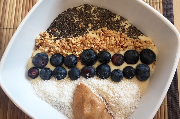 Smoothie-Bowl mit Banane und Mango