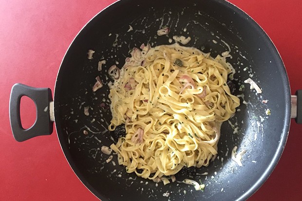 Tagliatellepfanne mit rotem Zwiebel