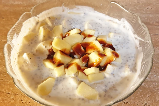 Joghurt mit Früchtemüsli und Dattelsirup