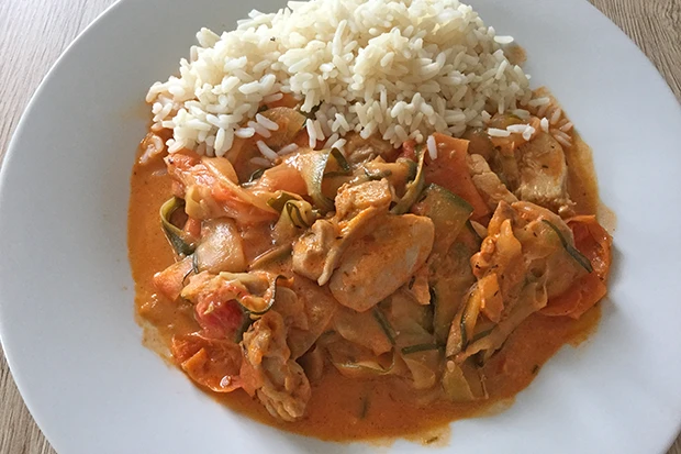 H&uuml;hnerpfanne mit Karotten und Zucchini