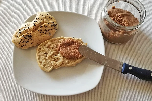 Carob-Aufstrich mit Sauerrahm