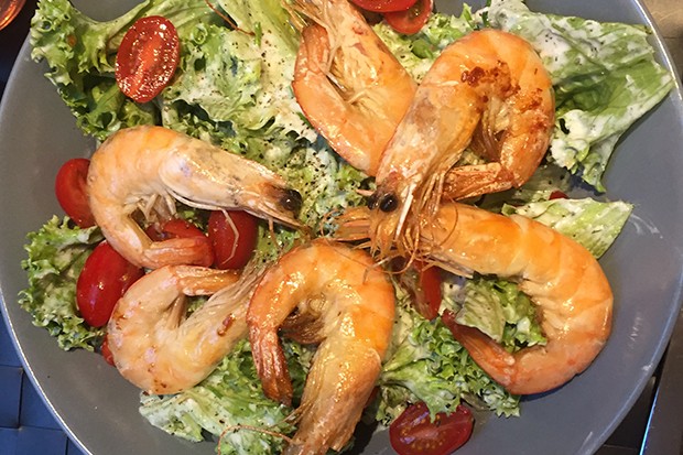 Salat mit gegrillten Garnelen