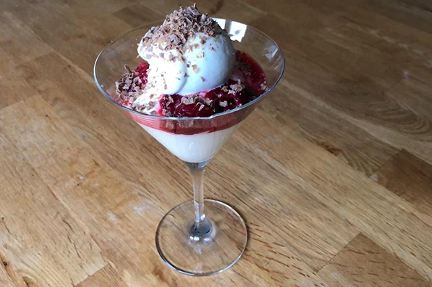 Schnelle Zabaione mit Himbeeren und Eis