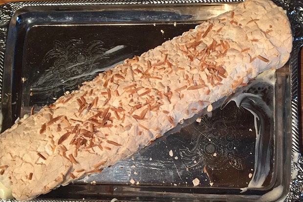 Baiserroulade mit Schlag und gemischten Beeren