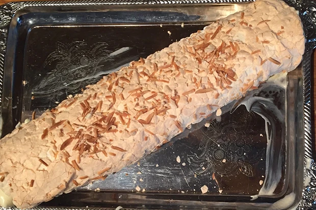 Baiserroulade mit Schlag und gemischten Beeren