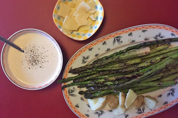 Gr&uuml;ner Spargel mit Erd&auml;pfeln und Dijonsauce