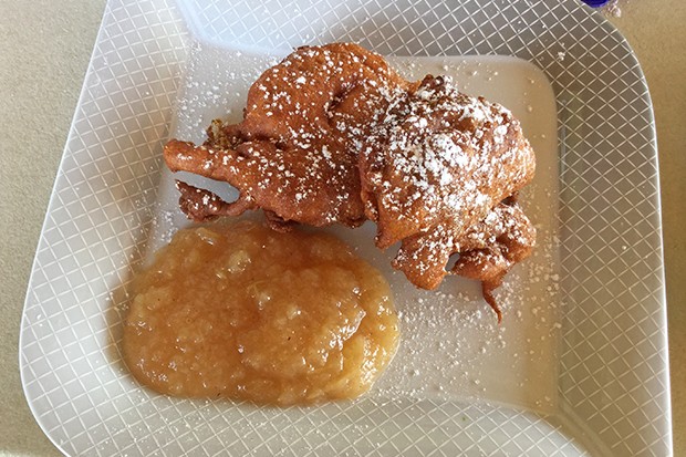 Holunderblütenkrapferl mit Apfelmus