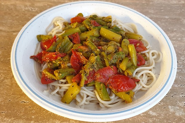 Spargel-Tomaten auf Dinkelspaghetti